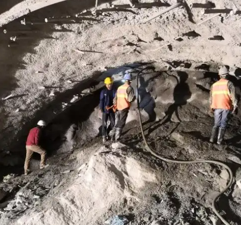 临武拱顶带模注浆料的施工流程及注意事项